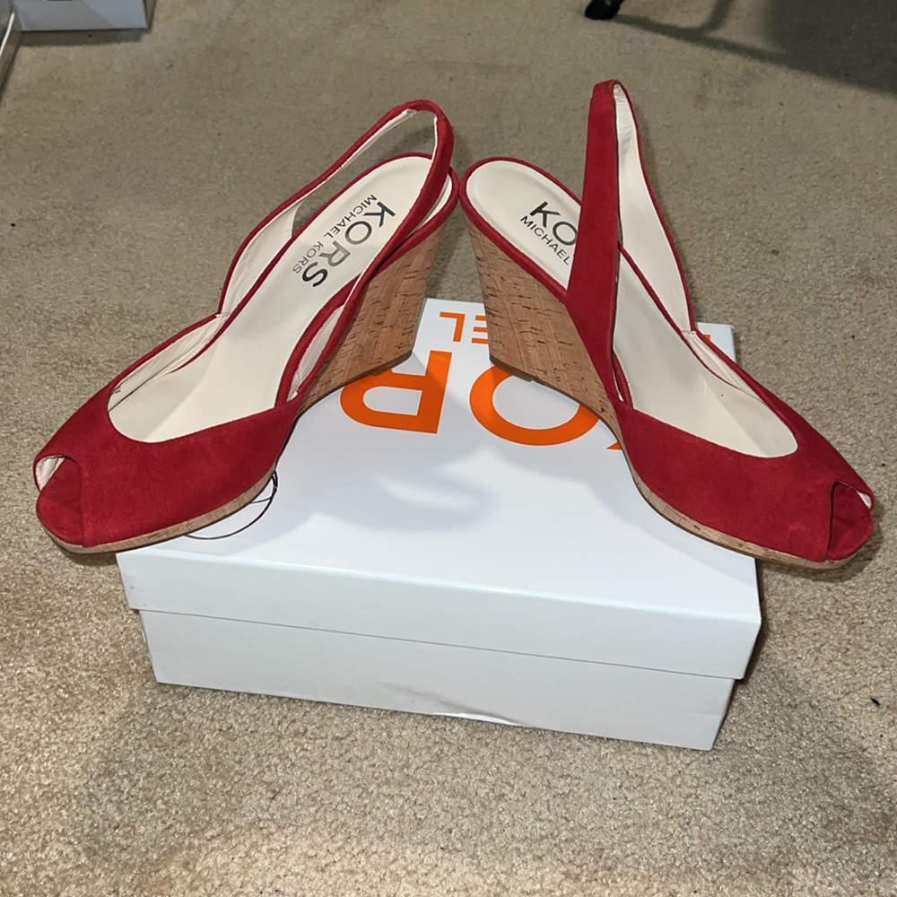 Red pumps - Picture 3 of 4